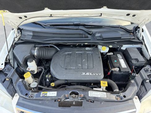 Used 2013 Chrysler Town & Country Touring FWD image 22