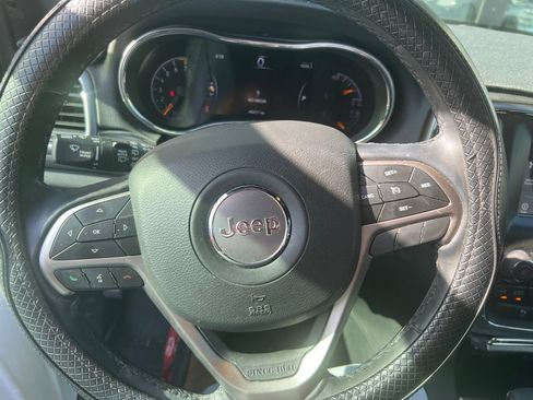 Used 2020 Jeep Grand Cherokee Laredo RWD image 22