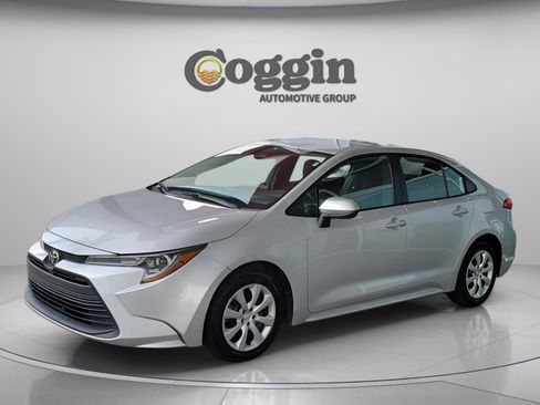 Used 2024 Toyota Corolla LE image 2
