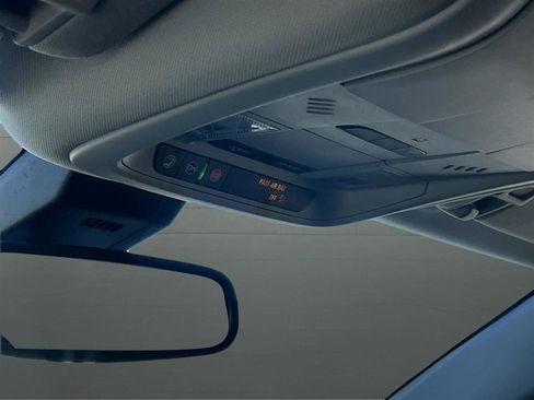 Used 2024 GMC Terrain SLT image 27