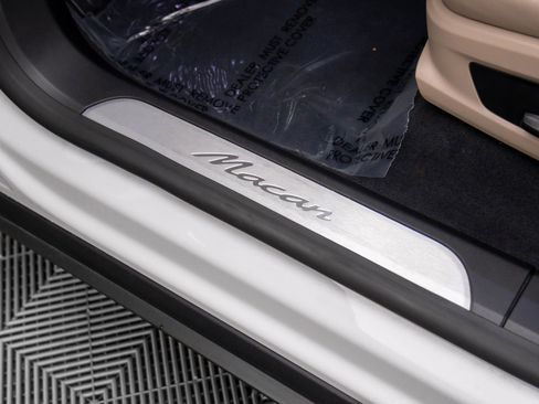 Certified 2025 Porsche Macan Electric image 16