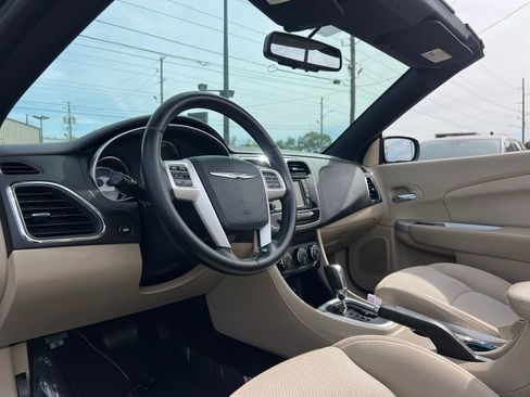 Used 2011 Chrysler 200 Touring image 2