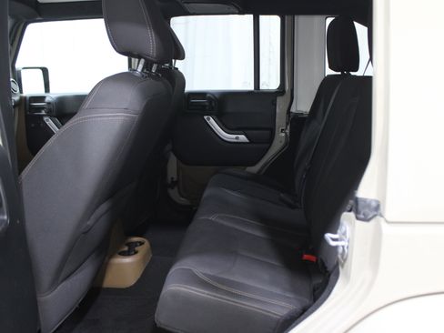 Used 2018 Jeep Wrangler Unlimited Sahara image 13