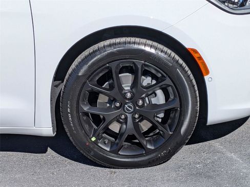New 2026 Chrysler Pacifica Select AWD/4WD image 9