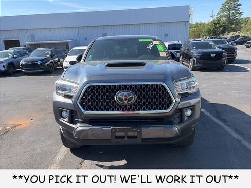 Used 2018 Toyota Tacoma TRD Sport w/ Technology Package RWD image 2