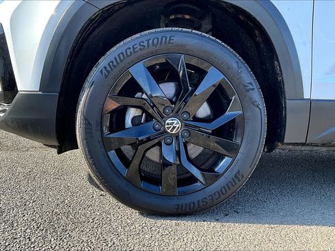 Used 2022 Volkswagen Taos SE w/ Panoramic Sunroof Package image 9