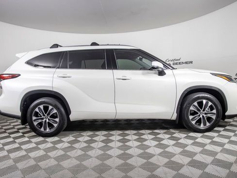 Used 2021 Toyota Highlander XLE FWD image 3