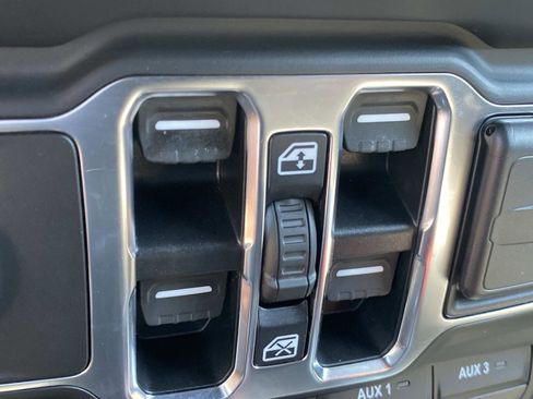 Used 2023 Jeep Wrangler Unlimited w/ Cold Weather Group image 33