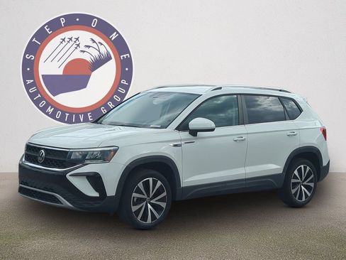 Certified 2022 Volkswagen Taos SE FWD image 2