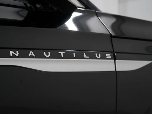 Used 2025 Lincoln Nautilus Premier AWD/4WD image 20