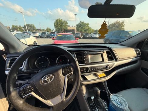 Used 2015 Toyota Highlander LE FWD image 6
