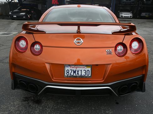 Used 2017 Nissan GT-R Premium image 14