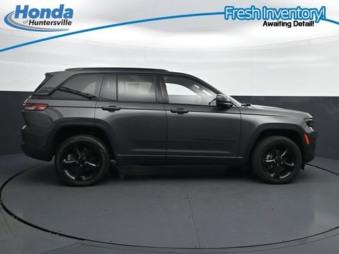 Used 2023 Jeep Grand Cherokee Altitude AWD/4WD image 11