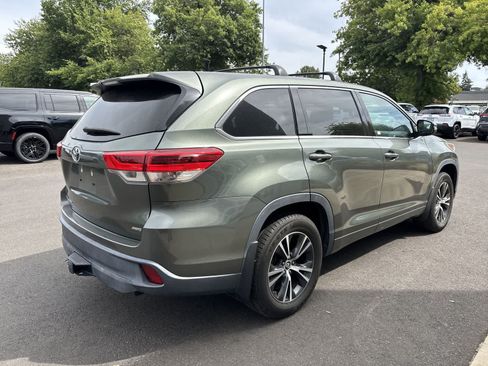 Used 2017 Toyota Highlander LE AWD/4WD image 3
