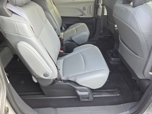 Used 2024 Toyota Sienna XLE FWD image 31