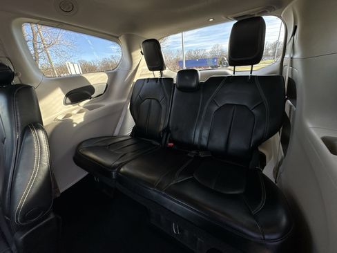 Used 2023 Chrysler Pacifica Touring-L image 23