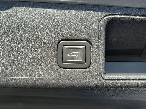 Used 2023 GMC Terrain SLT w/ Infotainment Package II image 18