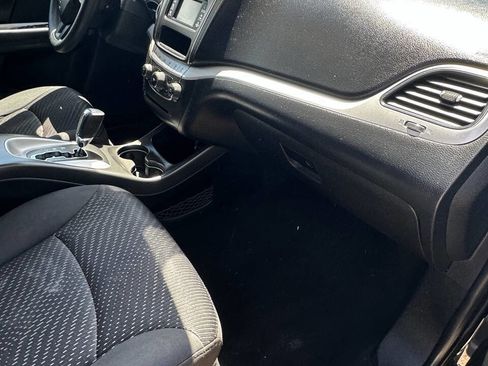 Used 2017 Dodge Journey SE w/ Flexible Seating Group image 13