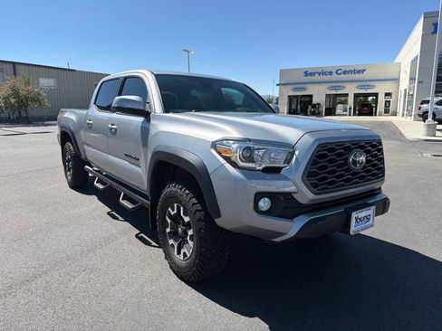 Used 2020 Toyota Tacoma TRD Off-Road w/ TRD Premium Off Road Package AWD/4WD image 2