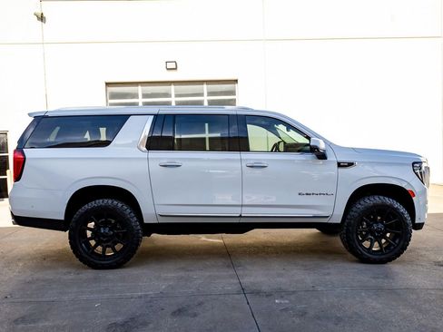 Used 2024 GMC Yukon XL Denali w/ Advanced Technology Package image 11