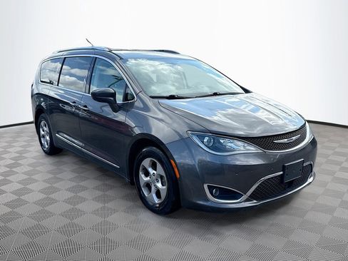 Used 2017 Chrysler Pacifica Touring-L Plus w/ Advanced Safetytec Group FWD image 4