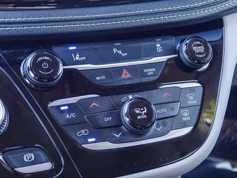 Certified 2024 Chrysler Pacifica Select image 21