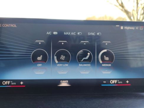 Used 2024 BMW M440i Convertible w/ Premium Package image 26