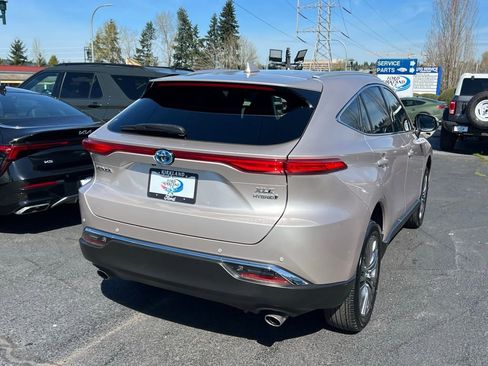 Used 2022 Toyota Venza XLE AWD/4WD image 7