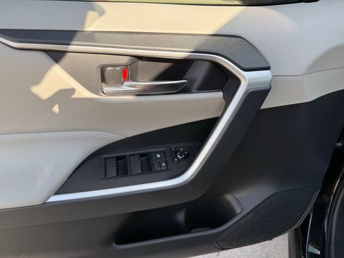 Used 2021 Toyota RAV4 XLE w/ Convenience Package image 11