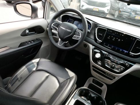 Used 2023 Chrysler Pacifica Touring-L FWD image 9