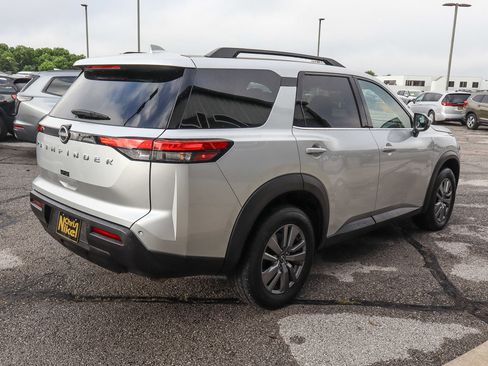 Used 2025 Nissan Pathfinder SV FWD image 4
