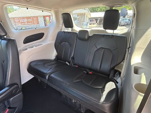 Used 2019 Chrysler Pacifica Touring-L FWD image 15