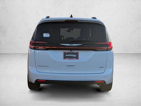 New 2026 Chrysler Pacifica Pinnacle image 8