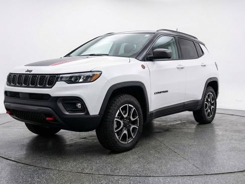 Used 2025 Jeep Compass Trailhawk AWD/4WD image 3