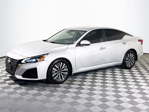 Used 2023 Nissan Altima 2.5 SV FWD image 4