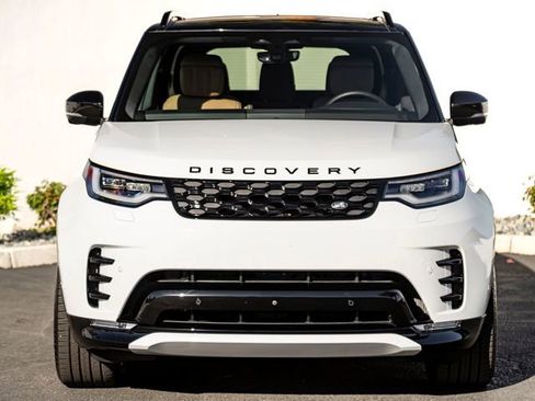 Used 2025 Land Rover Discovery Dynamic SE AWD/4WD image 3