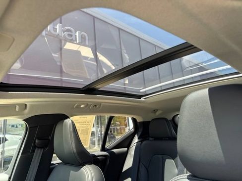Certified 2025 Volvo XC40 B5 Plus AWD/4WD image 27