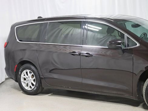 Used 2017 Chrysler Pacifica Touring image 3