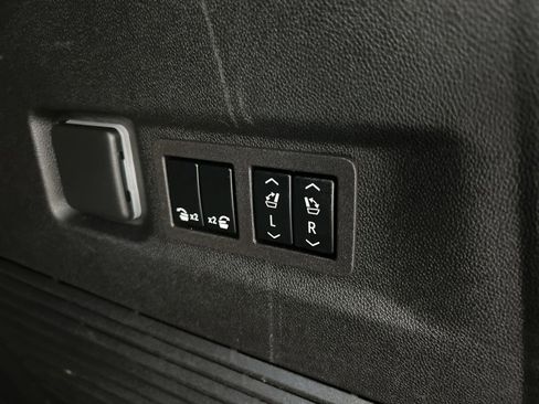 Used 2021 GMC Yukon XL Denali w/ Denali Premium Package image 35