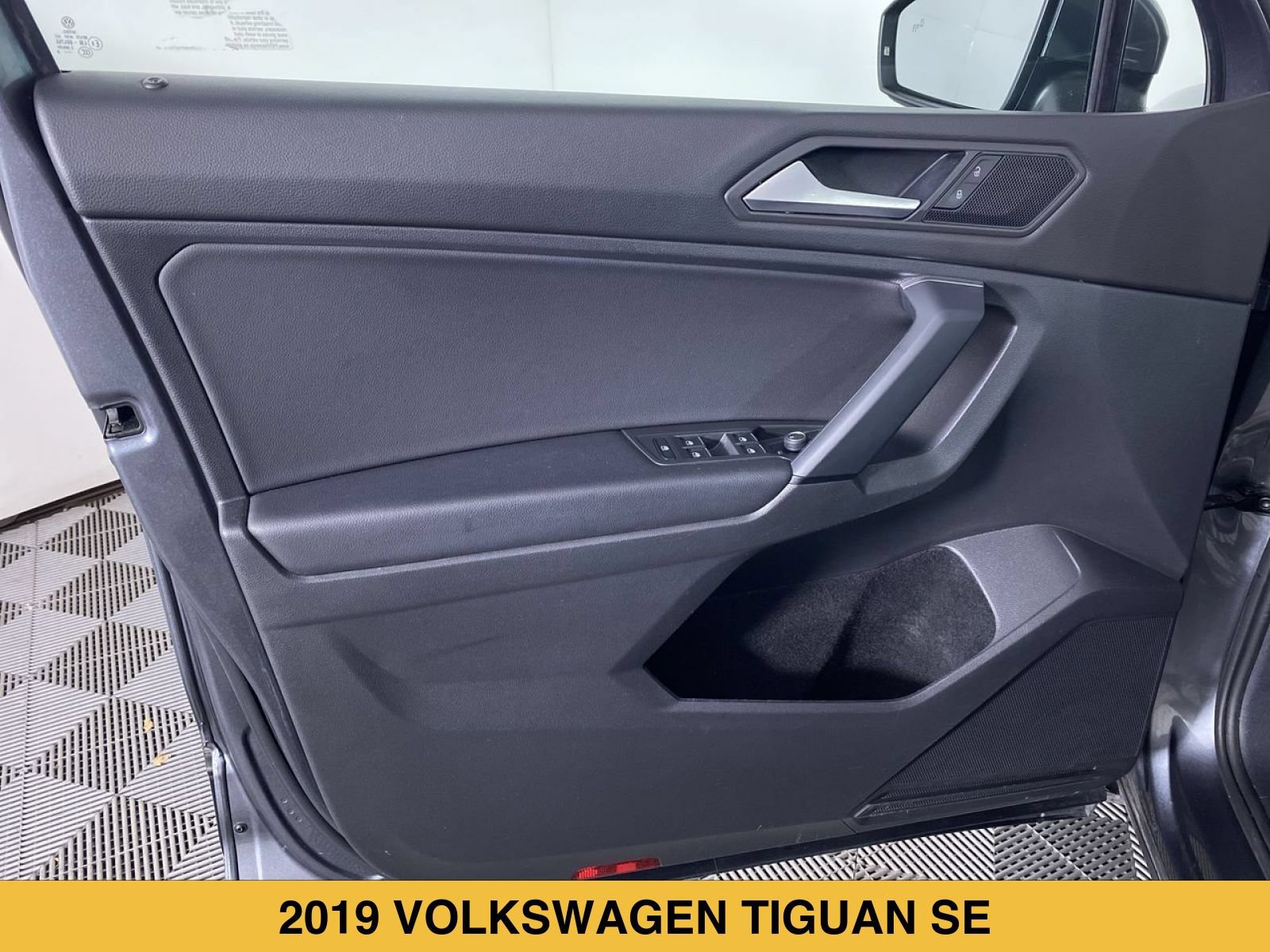 Used 2019 Volkswagen Tiguan SE AWD/4WD image 11