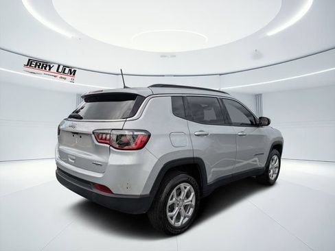 Used 2024 Jeep Compass Latitude AWD/4WD image 3