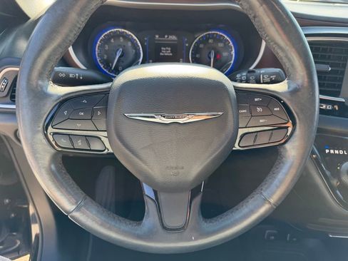 Used 2020 Chrysler Pacifica Touring-L FWD image 25