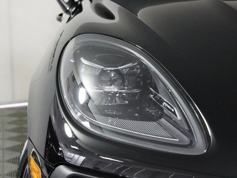 Certified 2026 Porsche Macan AWD/4WD image 11