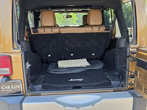 Used 2015 Jeep Wrangler Unlimited Sahara w/ Max Tow Package AWD/4WD image 6