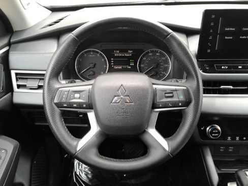 Used 2025 Mitsubishi Outlander SE FWD image 33
