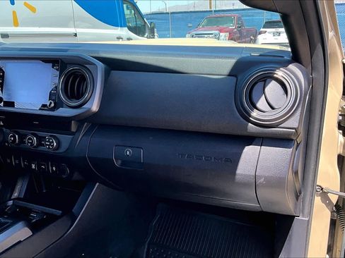 Used 2020 Toyota Tacoma TRD Sport w/ Technology Package AWD/4WD image 17