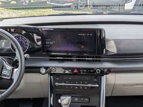 Used 2024 Kia Carnival EX FWD image 18