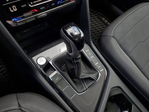 Certified 2025 Volkswagen Taos SE FWD image 29