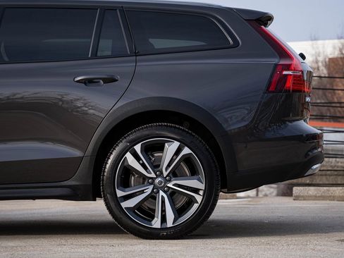 Used 2025 Volvo V60 B5 Cross Country Plus image 4