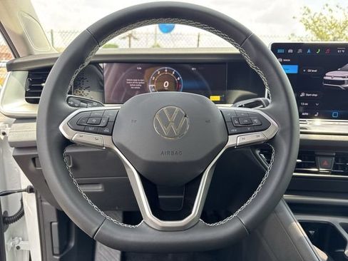 Used 2025 Volkswagen Tiguan SE FWD image 16